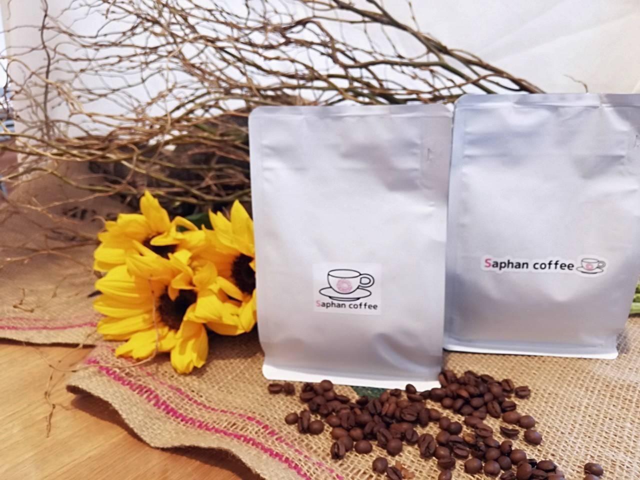 焙煎したコーヒー豆と Saphan coffee のパッケージ